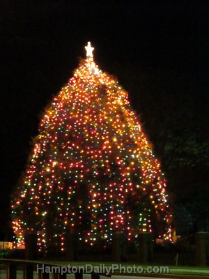 http://www.hamptonroadsdailyphoto.com/hampton/hampton-university-christmas-tree.jpg