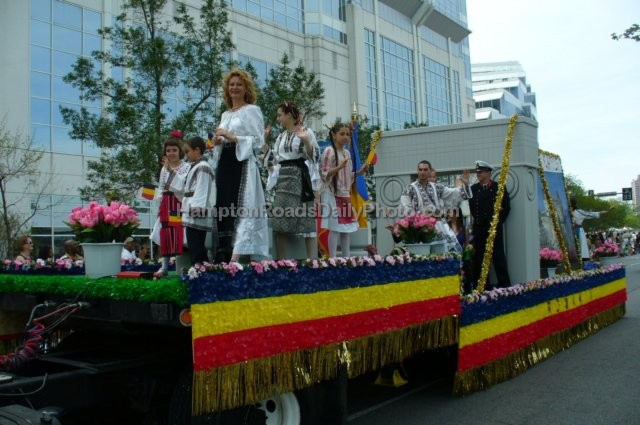 nationofromaniafloatatparadeofnations.jpg